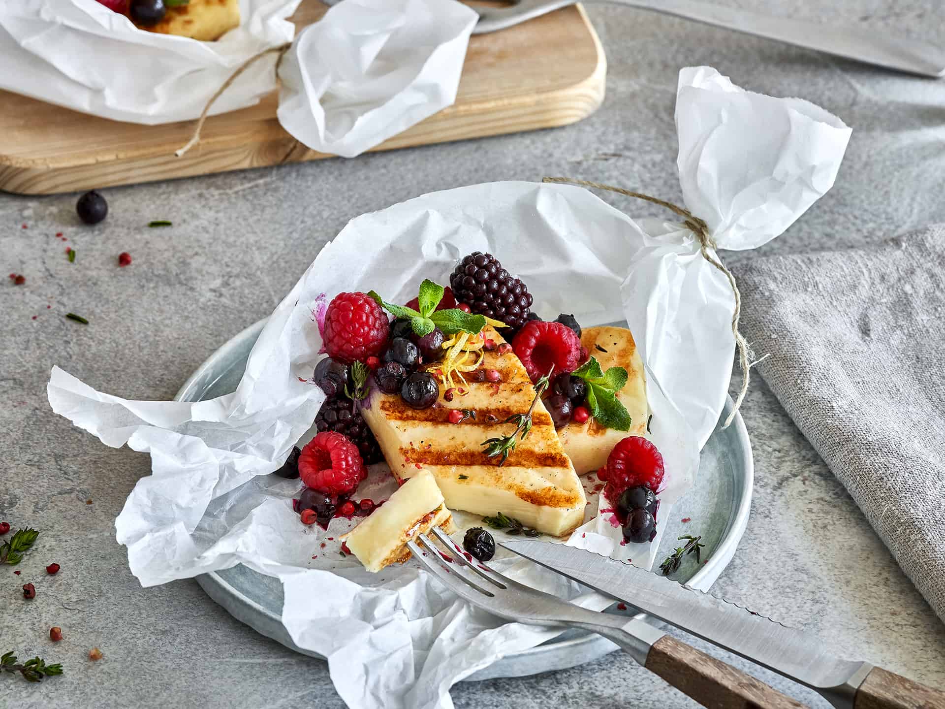 Grillkäse-mit-süßen-Beeren-und-Thymian