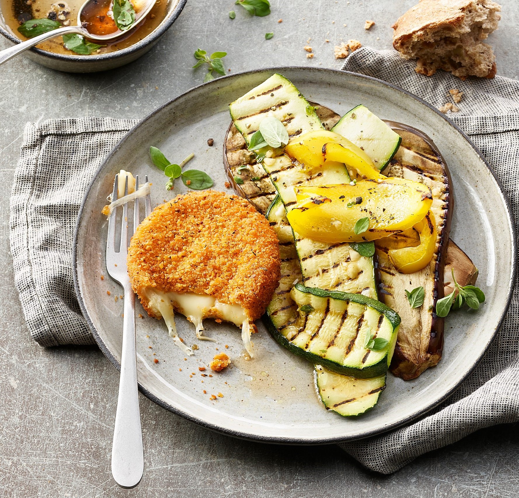 LM199903_15_MEN903B014C_Grillierter-Gemüsesalat-mit-paniertem-Grillkäse-2560×1707