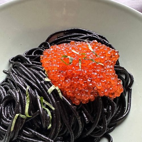 Makaroni spageti ar sēpijas kalmāra tinti un ikriem