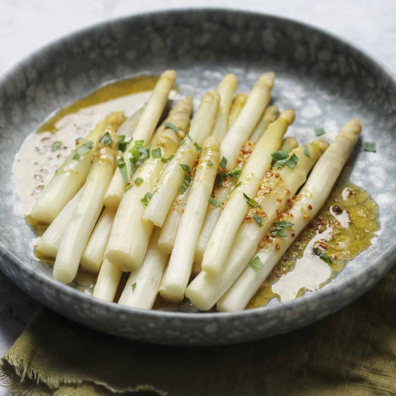 asparagus white Delicate-White-Asparagus-with-Butter-Vinaigrette-01