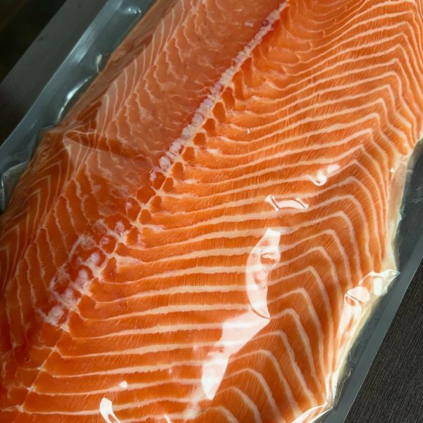 Norvēģijas laša fileja svaigā, ar ādu D-trim bez asakām vakuuma iepakojumā, ~2,5kg